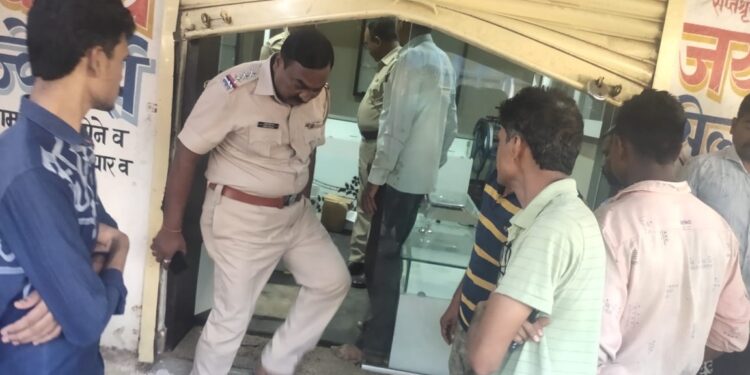 वडाळीत एकाच रात्री चार दुकाने फोडली ; पावणे दोन लाखांची चोरी, परिसरातील तिसरी घटना ; पोलिसांच्या कार्यपद्धतीवर प्रश्न चिन्ह?