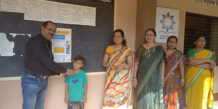 मलोणी येथे एस.ए.मिशन शाळेत राष्ट्रीय जंतनाशक दिवस निमित्ताने विद्यार्थ्यांना गोळ्यांचे वाटप