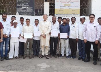 रजाळ्यातील ८ लाभार्थ्यांना सिंचन विहीर आदेशांचे माजी आ.चंद्रकांत रघुवंशी यांच्या हस्ते वितरण