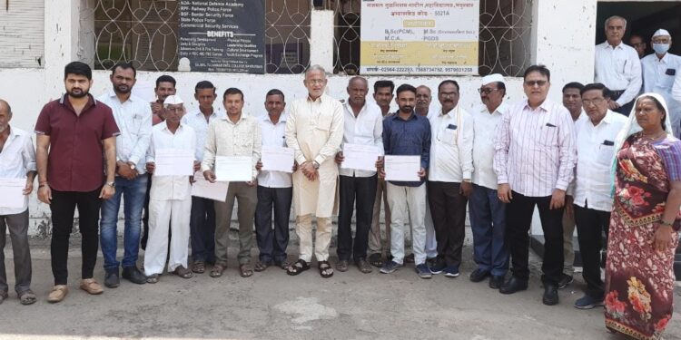 रजाळ्यातील ८ लाभार्थ्यांना सिंचन विहीर आदेशांचे माजी आ.चंद्रकांत रघुवंशी यांच्या हस्ते वितरण