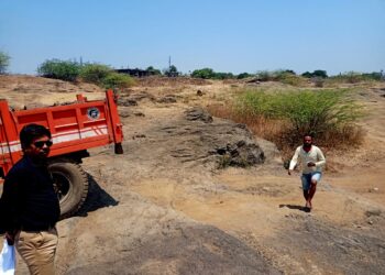 दुपारच्या रणरणत्या उन्हात नदीपात्रातील खडकाळ भागातून पळत जाऊन तहसीलदारांनी पकडली गौण खनिजाची अवैध वाहतूक