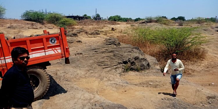 दुपारच्या रणरणत्या उन्हात नदीपात्रातील खडकाळ भागातून पळत जाऊन तहसीलदारांनी पकडली गौण खनिजाची अवैध वाहतूक