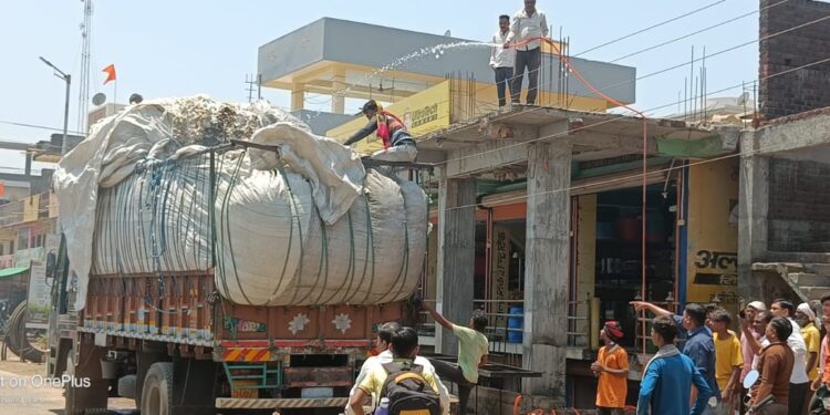 खापर येथे मोठा अनर्थ गावकऱ्यांच्या जागरूकतेने टळला