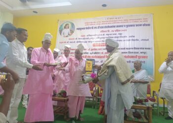 फेस येथील  डॉ.महंत संवत्सरकर बाबा यांना महानुभाव साहित्यावर मिळाली पी.एच डी,कै. रावसाहेब गं.म.ठवरे पुरस्कार प्रदान