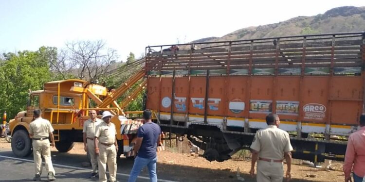 बेवारस नादुरुस्त ट्रकमध्ये 5 लक्ष रुपयांचे खैर जातीचे लाकूड, वनविभागाने 8 लाखाचा मुद्देमाल केला जप्त