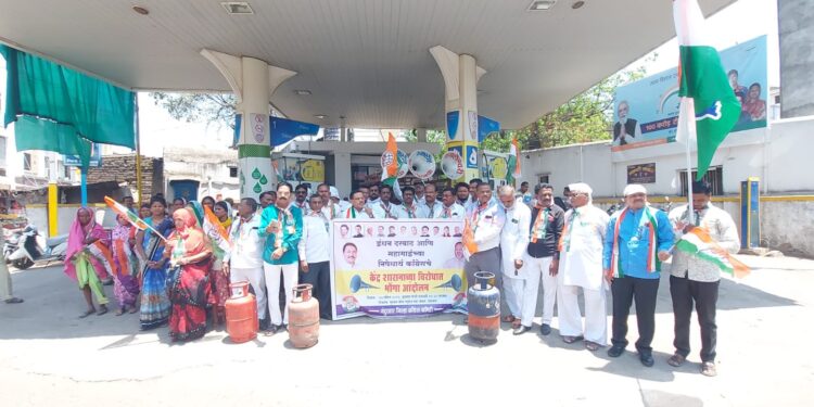 काँग्रेसतर्फे केंद्र सरकारच्या धोरणांविरोधात भोंगा आंदोलनाने वेधले लक्ष