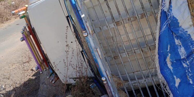 सिंधीदिगर घाटात चाऱ्याचे वाहन पलटी होवुन झाला अपघात,एक ठार तीन जण गंभीर जखमी, एका विरुद्धगुन्हा दाखल