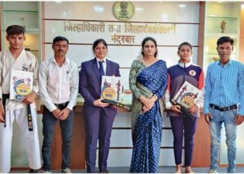 जिल्हाधिकारी मनिषा खत्री यांच्या हस्ते कराटे ब्लॅक बेल्ट विजेत्या महिलांचा सन्मान