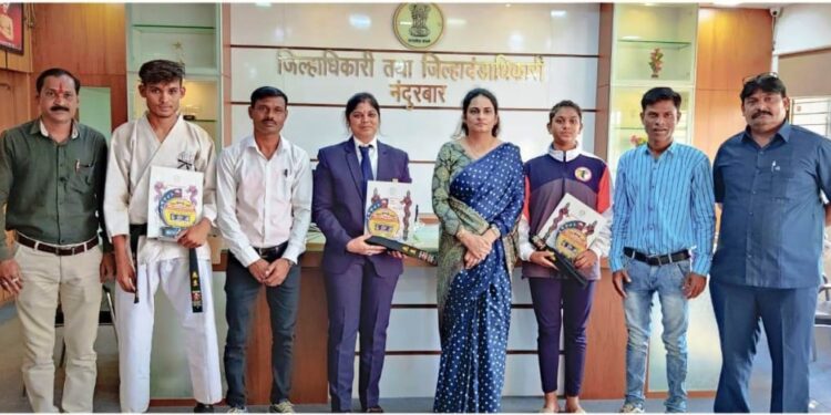 जिल्हाधिकारी मनिषा खत्री यांच्या हस्ते कराटे ब्लॅक बेल्ट विजेत्या महिलांचा सन्मान