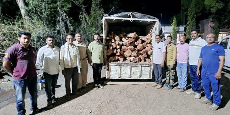 वनविभागाच्या पथकाने खैरजातीचे अवैध लाकूडसह ४ लाख ५० हजार रुपयांचा मुद्देमाल केला जप्त