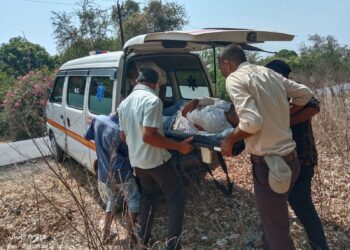 नवापूर पिंपळनेर रस्त्यावर मोटरसायकल घसरल्याने चालक गंभीर जखमी