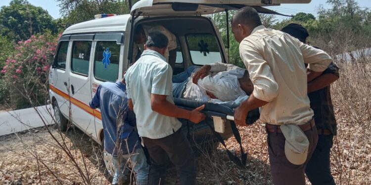 नवापूर पिंपळनेर रस्त्यावर मोटरसायकल घसरल्याने चालक गंभीर जखमी