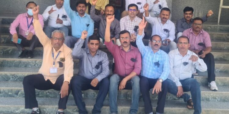 तहसीलदार व नायब तहसीलदार संघटनेचे काळी फीत लावून धरणे आंदोलन,बेमुदत कामबंद आंदोलनाचा दिला ईशारा