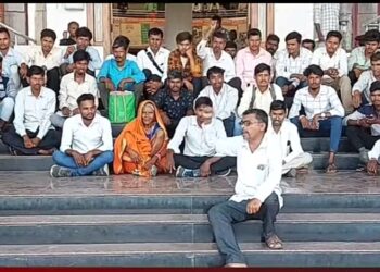 देयकांचे धनादेश वितरीत केल्याने रात्री उशिराने चिमलखेडी व मणिबेली येथील ग्रामस्थांचे ठिय्या आंदोलन मागे