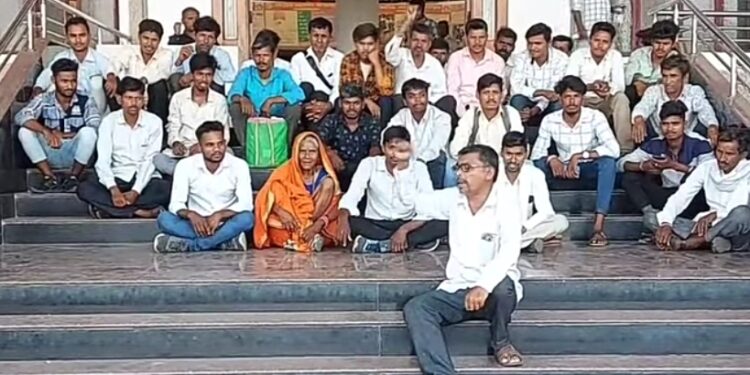 देयकांचे धनादेश वितरीत केल्याने रात्री उशिराने चिमलखेडी व मणिबेली येथील ग्रामस्थांचे ठिय्या आंदोलन मागे