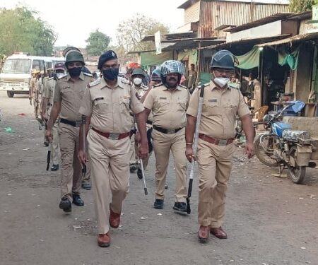 म्हसावद येथे आगामी सण उत्सवाच्या पाश्वभूमीवर पोलीस दलातर्फे पथसंचलन