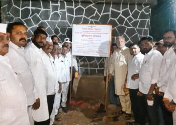 गोठयांचा योजनेत लाभ देण्यासाठी काही लोकप्रतिनिधींनी लाभार्थ्यांकडून १० हजार  घेतल्याचा माजी आ.चंद्रकांत रघुवंशी यांचा आरोप