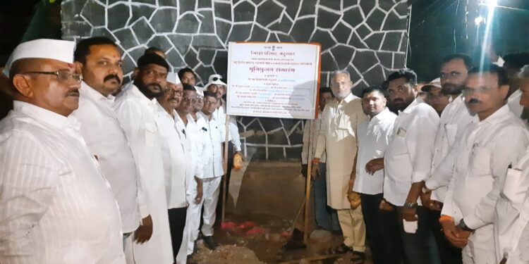 गोठयांचा योजनेत लाभ देण्यासाठी काही लोकप्रतिनिधींनी लाभार्थ्यांकडून १० हजार  घेतल्याचा माजी आ.चंद्रकांत रघुवंशी यांचा आरोप