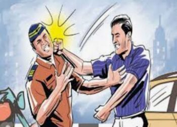 पोलिसाची कॉलर पकडून कानशिलात मारली, दोघांविरूध्द गुन्हा, एकास मारहाण