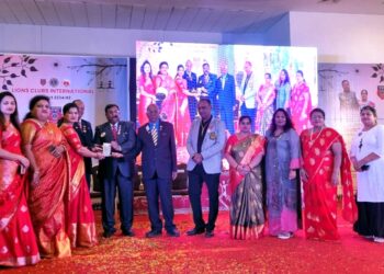 लायन्स फेमिना क्लब वर १२ अवॉर्डसचा वर्षाव:समाजकार्याचा झाला उचित गौरव