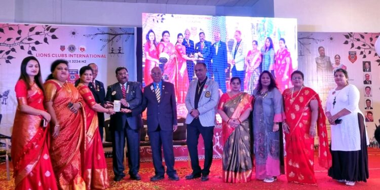 लायन्स फेमिना क्लब वर १२ अवॉर्डसचा वर्षाव:समाजकार्याचा झाला उचित गौरव