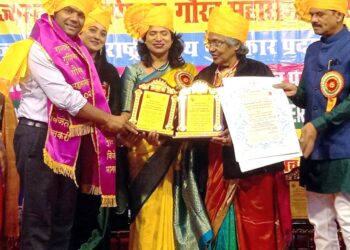 प्रा.डॉ.दिनेश देवरे यांचा आदर्श शिक्षक पुरस्काराने गौरव