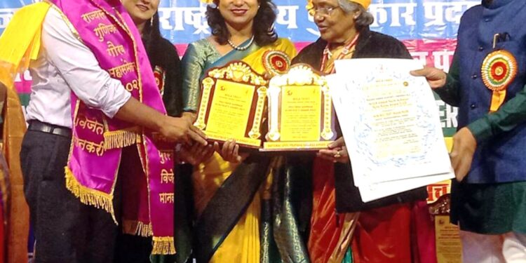 प्रा.डॉ.दिनेश देवरे यांचा आदर्श शिक्षक पुरस्काराने गौरव