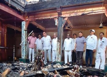 प्रकाशा येथील आगीत जळालेल्या संत तोताराम महाराज मंदिराला दीपक पाटील यांनी दिली ११ लाखांची देणगी