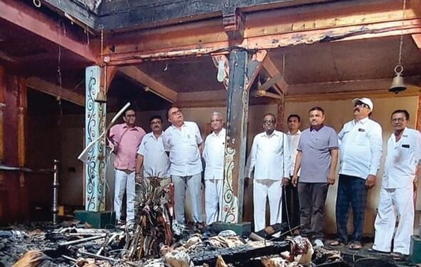 प्रकाशा येथील आगीत जळालेल्या संत तोताराम महाराज मंदिराला दीपक पाटील यांनी दिली ११ लाखांची देणगी