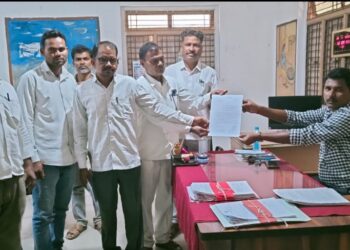 शेतात पेरलेले बियाणे निघाले खराब, शेतकऱ्यांच्या झालेल्या नुकसानाची भरपाई कंपनीने देण्याची मागणी