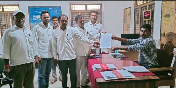 शेतात पेरलेले बियाणे निघाले खराब, शेतकऱ्यांच्या झालेल्या नुकसानाची भरपाई कंपनीने देण्याची मागणी