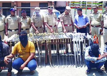 मुंबई – आग्रा महामार्गावर 89 तलवारी आणि एक खंजीर जप्त , चौघांना अटक