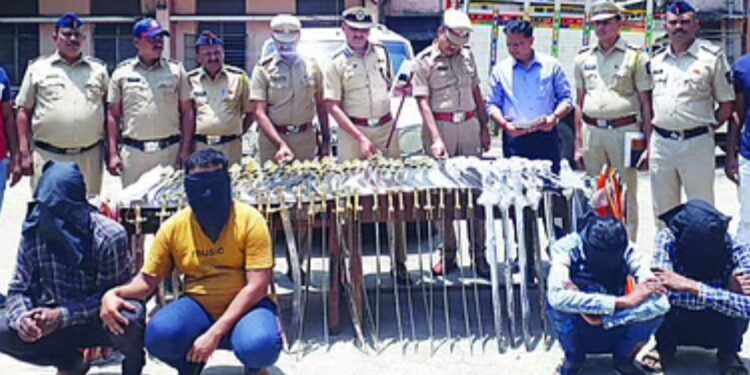 मुंबई – आग्रा महामार्गावर 89 तलवारी आणि एक खंजीर जप्त , चौघांना अटक