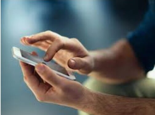 चुकीने फोन लागल्याच्या कारणावरुन एकास चौघांनी काठीने बदडले