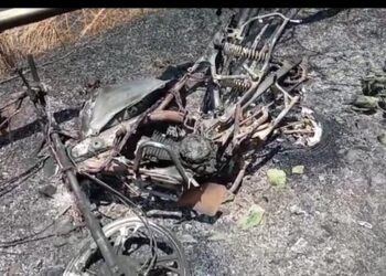 अरे बापरे कार व दुचाकीचा भीषण अपघातात दुचाकी जळून खाक, तिघे गंभीर जखमी