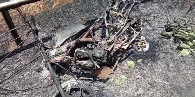 अरे बापरे कार व दुचाकीचा भीषण अपघातात दुचाकी जळून खाक, तिघे गंभीर जखमी