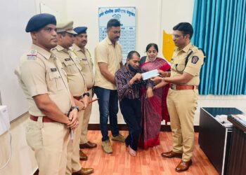 मोडून पडला संसार तरी मोडला नाही कणा, पाठीवरती हात ठेवून, फक्त लढ म्हणा, कुसुमाग्रजांच्या काव्यपंक्ती पोलिस दलाने सत्यात उतरवल्या