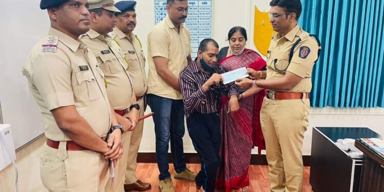 मोडून पडला संसार तरी मोडला नाही कणा, पाठीवरती हात ठेवून, फक्त लढ म्हणा, कुसुमाग्रजांच्या काव्यपंक्ती पोलिस दलाने सत्यात उतरवल्या