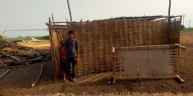 महाराष्ट्राचा वोटर नंबर एकच्या बापाला शासनाने आणले उघड्यावर