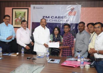 प्रधानमंत्री नरेंद्र मोदींनी साधला अनाथ बालकांशी ऑनलाइन संवाद, पीएम केअर योजनेचे स्नेह प्रमाणपत्र, हेल्थ कार्डचे वितरण