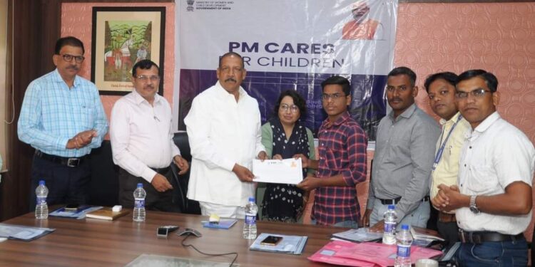 प्रधानमंत्री नरेंद्र मोदींनी साधला अनाथ बालकांशी ऑनलाइन संवाद, पीएम केअर योजनेचे स्नेह प्रमाणपत्र, हेल्थ कार्डचे वितरण