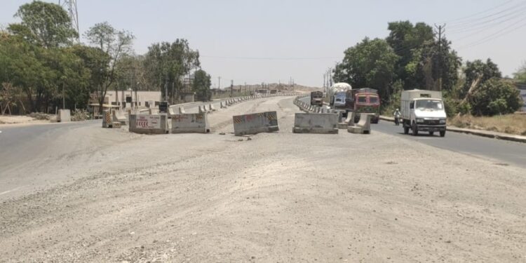 नवापूर जवळ राष्ट्रीय महामार्ग क्रमांक सहाच्या चौपदरीकरणाचे काम धीम्या गतीमुळे सुरू, नागरिक झाले त्रस्त