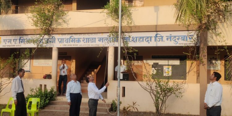 एस.ए.मिशन शाळेत महाराष्ट्र दिन व कामगार दिन साजरा