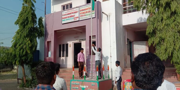 आमलाड येथे महाराष्ट्रदिन उत्साहात साजरा