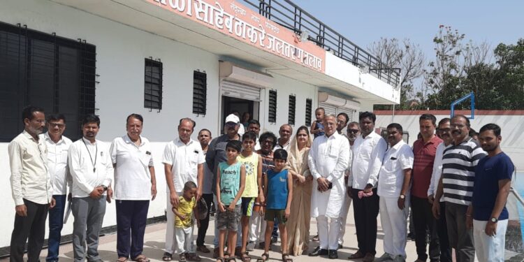 स्व.बाळासाहेब ठाकरे जलतरण तलावाच्या माजी आ.चंद्रकांत रघुवंशी यांच्या हस्ते शुभारंभ, पहिल्याच दिवशी उसळली गर्दी