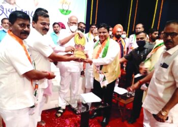 उत्कृष्ट संघटन कौशल्याबद्दल नरेश पवार यांचा खा . शरदचंद्र पवार यांच्या हस्ते सन्मान