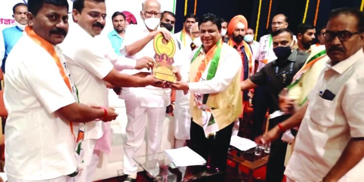 उत्कृष्ट संघटन कौशल्याबद्दल नरेश पवार यांचा खा . शरदचंद्र पवार यांच्या हस्ते सन्मान