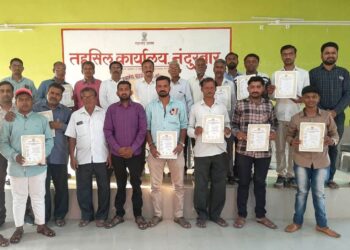 कामगार दिनानिमित्त युवारंग फाऊंडेशनतर्फे नंदुरबारातील वृत्तपत्र विक्रेत्यांचा सन्मान