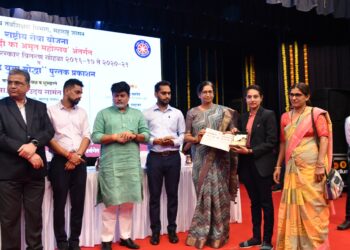 खापर येथील पूजा चावडा हिचा  राज्यस्तरीय सर्वात्कृष्ट स्वयंसेविका पुरस्काराने गौरव