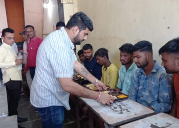 जि.प.उपाध्यक्ष ॲड.राम रघुवंशी यांच्या हस्ते शिवभोजन केंद्रावर पुरणपोळी आमरसाचे वितरण